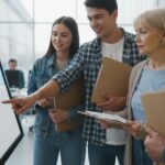 Mangfoldige jobsøgende ved kiosk